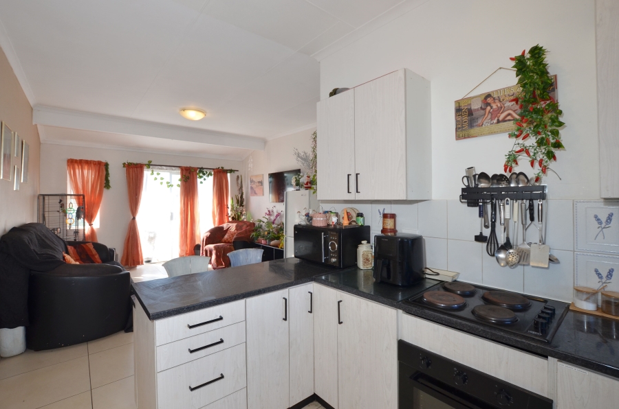 2 Bedroom Property for Sale in Oakglen Western Cape
